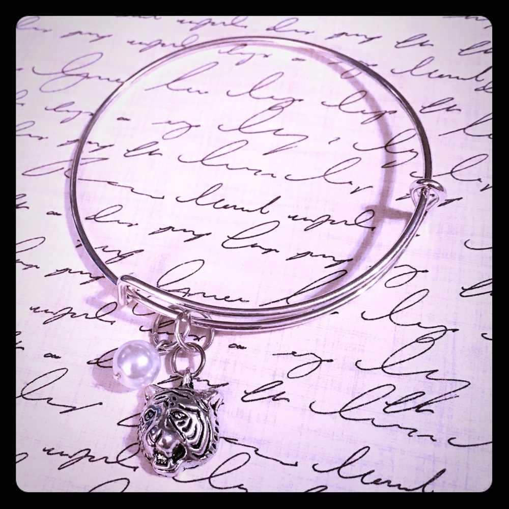 💙🌺Pearl Beaded Tiger Adjustable Bracelet 🌺💙